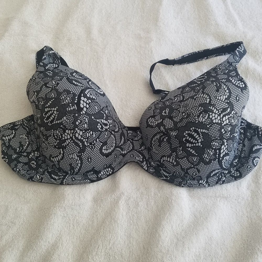 Woman's underwire Bras black and white design